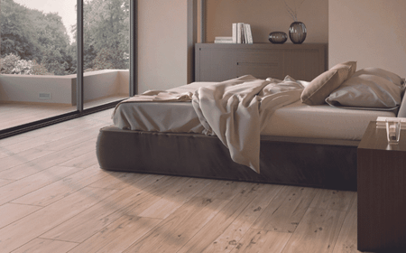Gresová dlažba s imitáciou dreva v spálni
